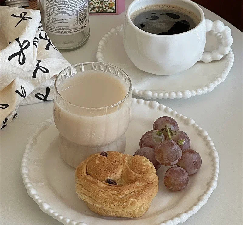 Tasses et soucoupes en perles blanches irrégulières – Style français haut de gamme.