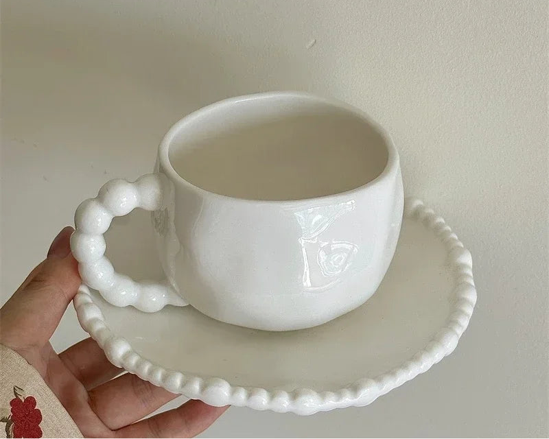 Tasses et soucoupes en perles blanches irrégulières – Style français haut de gamme.
