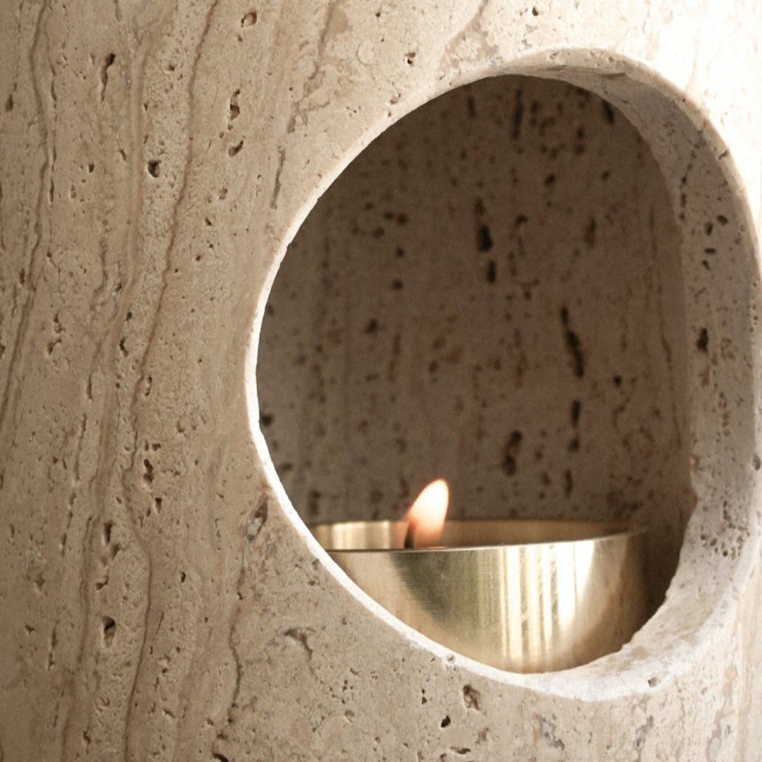 Diffuseur d’Huiles Essentielles en Travertin Beige – Brûleur Cylindrique 7x17CM avec Éléments en Métal