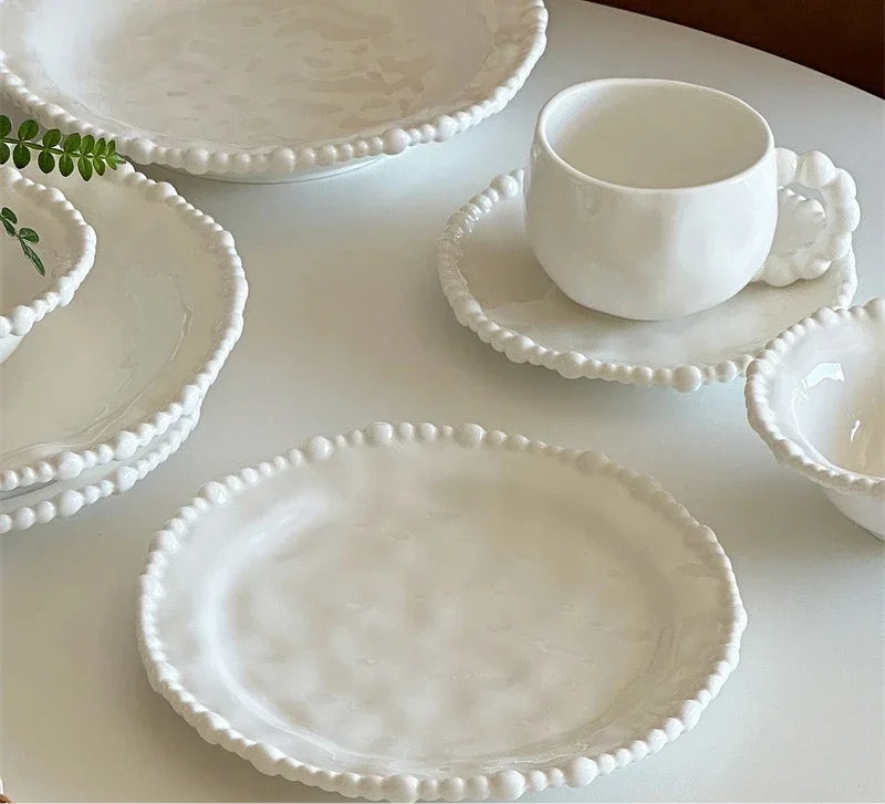 Tasses et soucoupes en perles blanches irrégulières – Style français haut de gamme.
