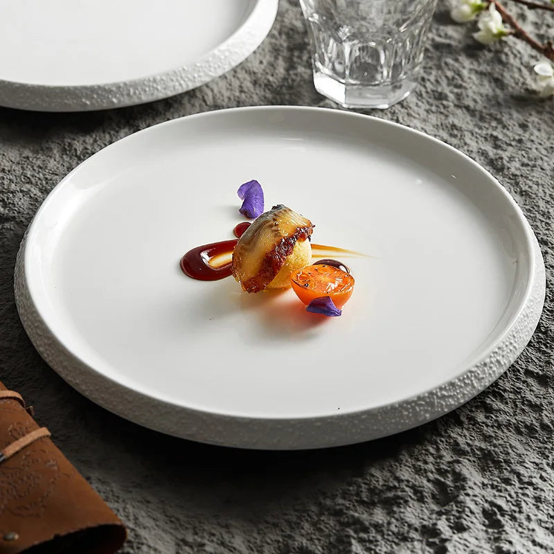 Assiette en Porcelaine Blanche avec Bord Imitation Pierre - Vaisselle Artistique pour Hôtel et Cuisine Maison