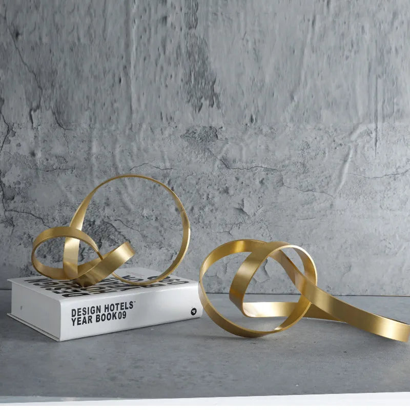 Figurine Métallique Dorée – Design Noué & Creux | Déco Moderne & Élégante