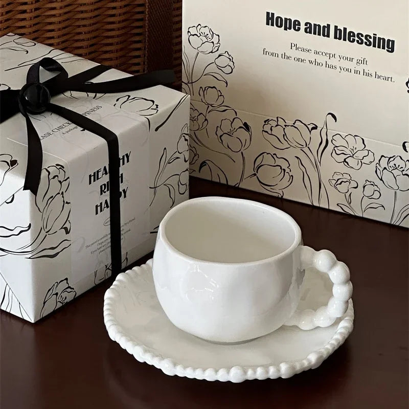 Tasses et soucoupes en perles blanches irrégulières – Style français haut de gamme.