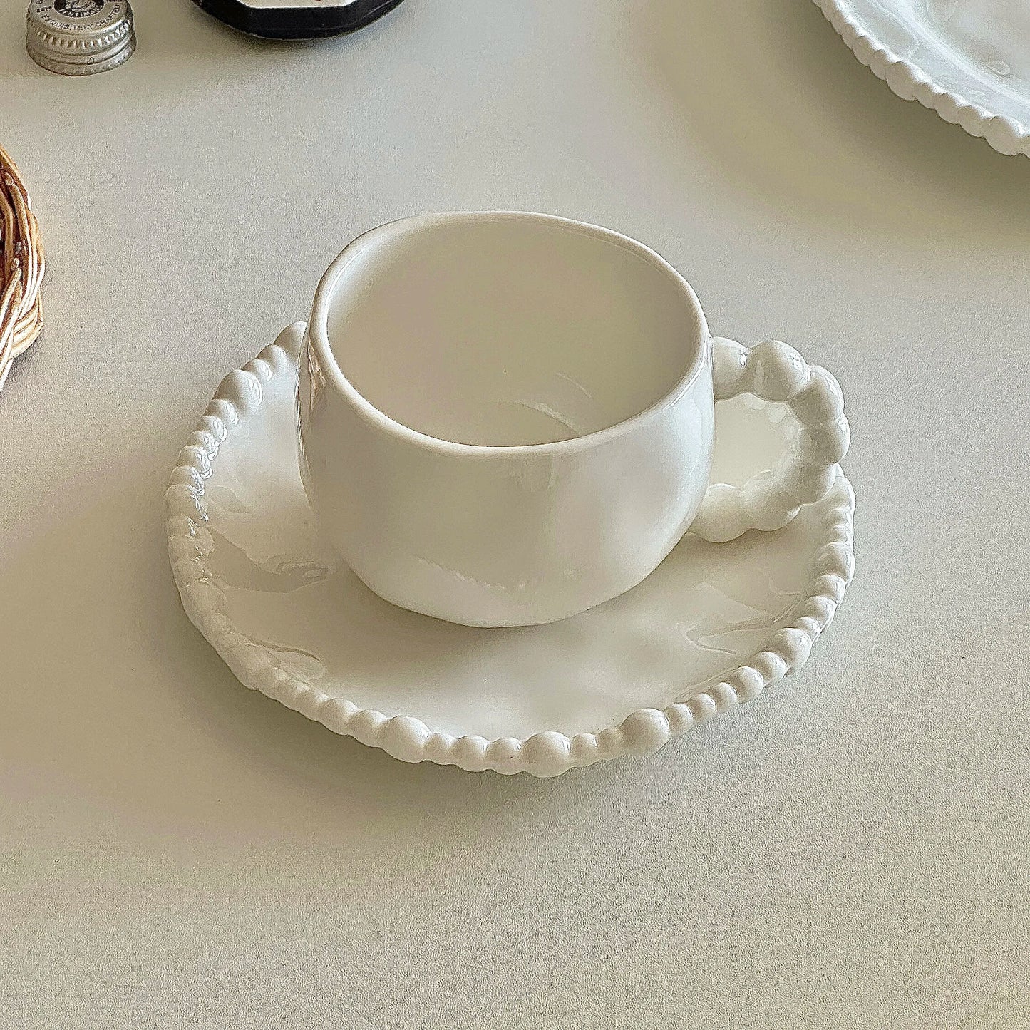 Tasses et soucoupes en perles blanches irrégulières – Style français haut de gamme.