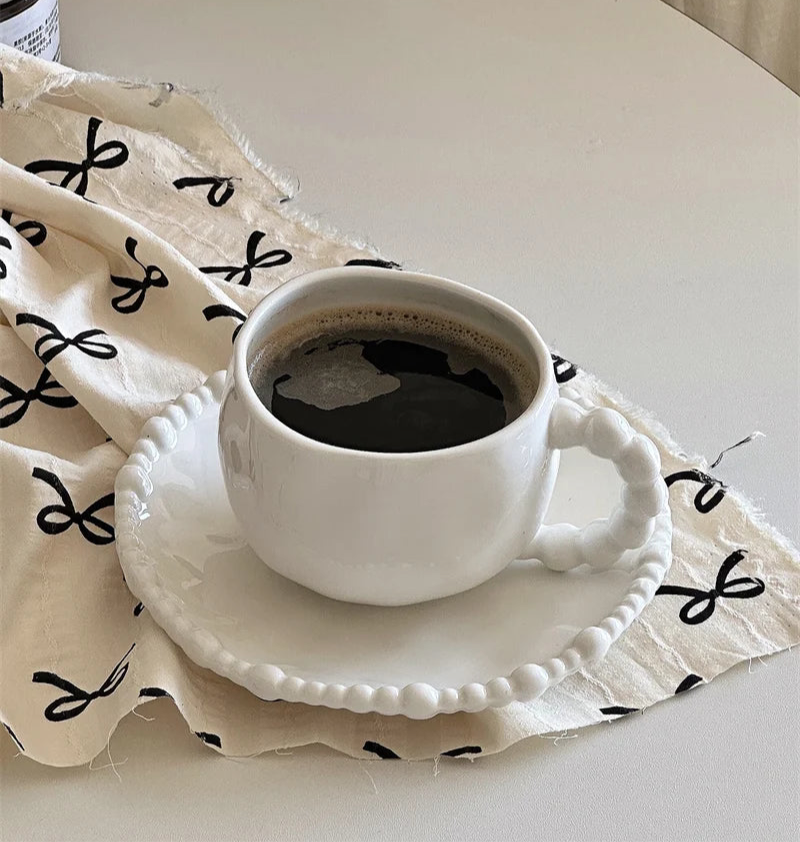 Tasses et soucoupes en perles blanches irrégulières – Style français haut de gamme.