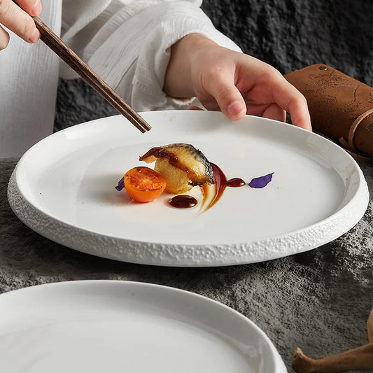 Assiette en Porcelaine Blanche avec Bord Imitation Pierre - Vaisselle Artistique pour Hôtel et Cuisine Maison