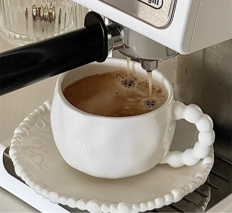 Tasses et soucoupes en perles blanches irrégulières – Style français haut de gamme.