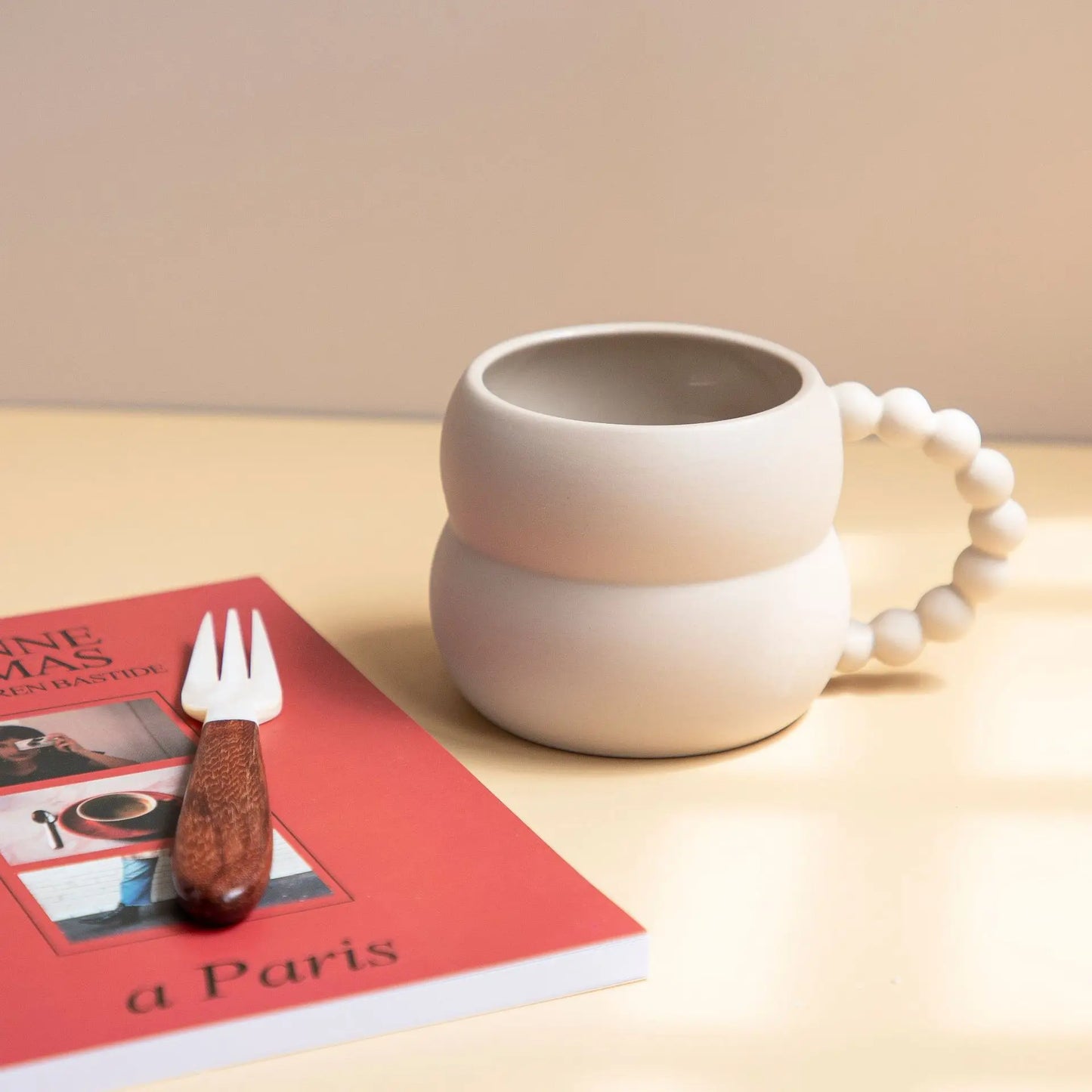 Tasse à café en céramique avec anse en boule – Design créatif et élégant
