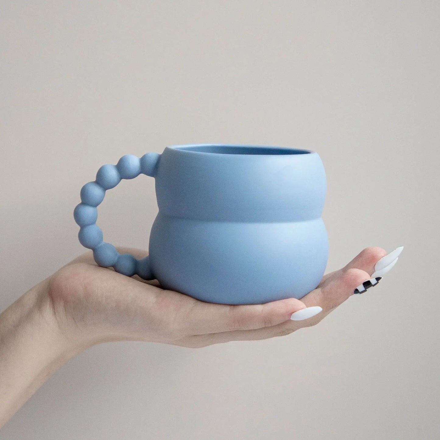 Tasse à café en céramique avec anse en boule – Design créatif et élégant