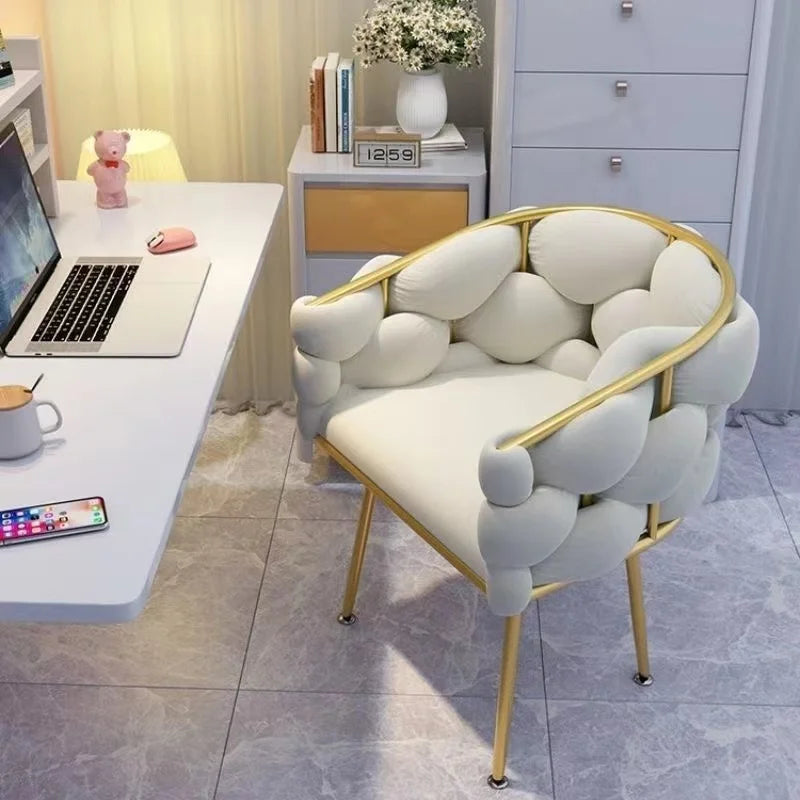 Chaise beige en velours capitonné – Design minimaliste pour salle à manger, coiffeuse ou restaurant – Structure bois blanc haute densité