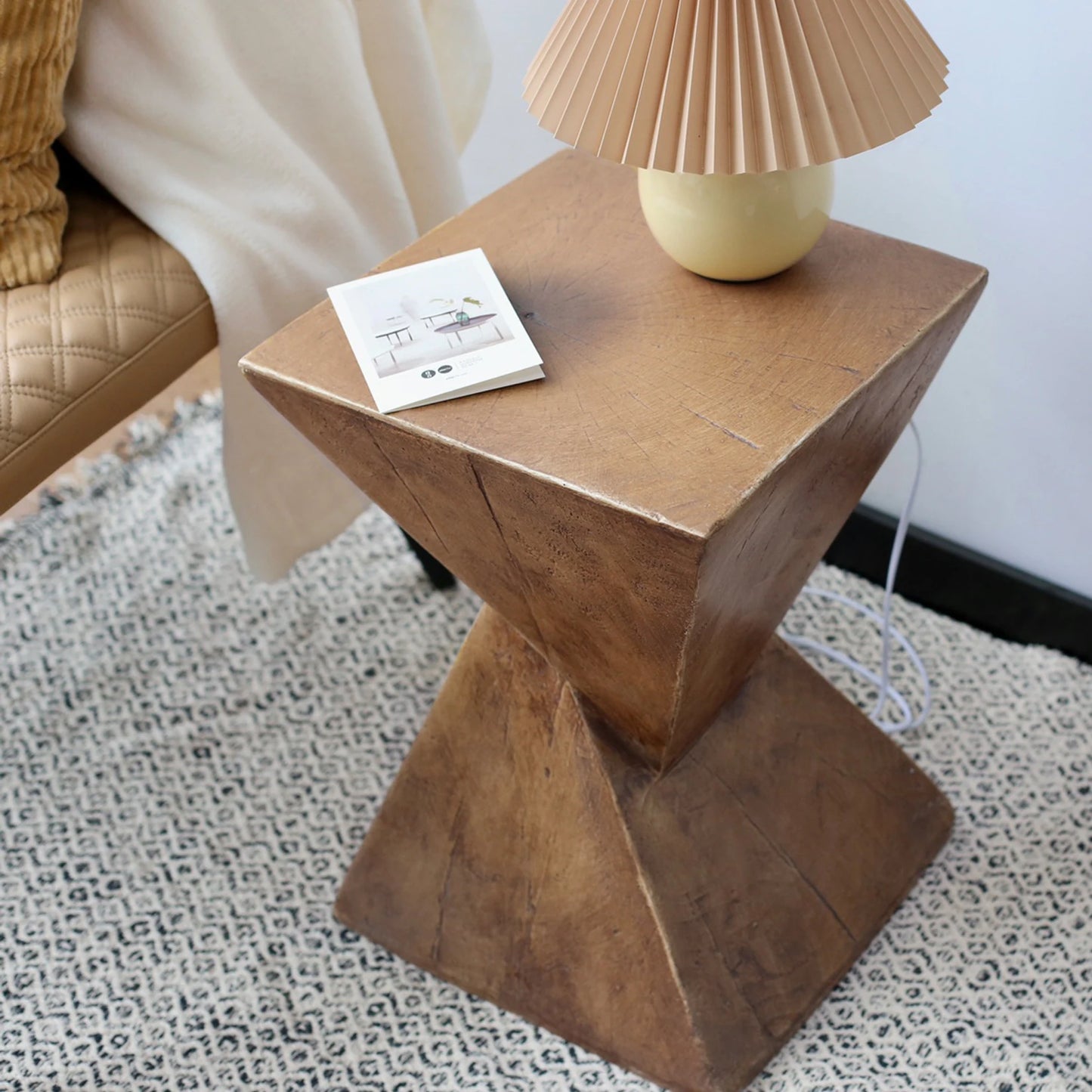 Table d’appoint en béton léger – Design géométrique moderne pour intérieur et extérieur – Petite table de chevet, bout de canapé ou table basse