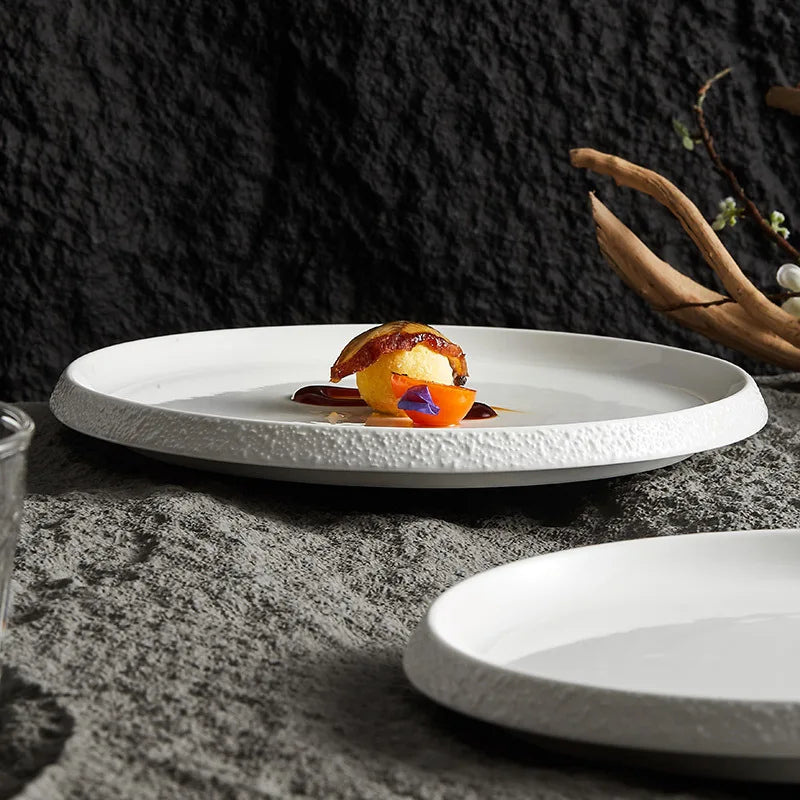 Assiette en Porcelaine Blanche avec Bord Imitation Pierre - Vaisselle Artistique pour Hôtel et Cuisine Maison