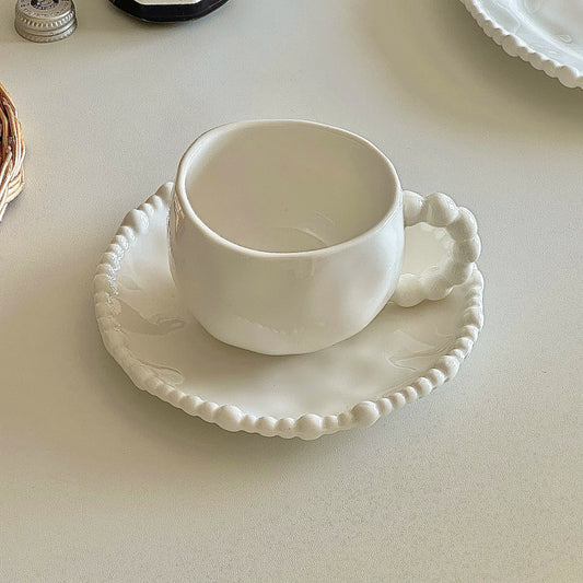 Tasses et soucoupes en perles blanches irrégulières – Style français haut de gamme.